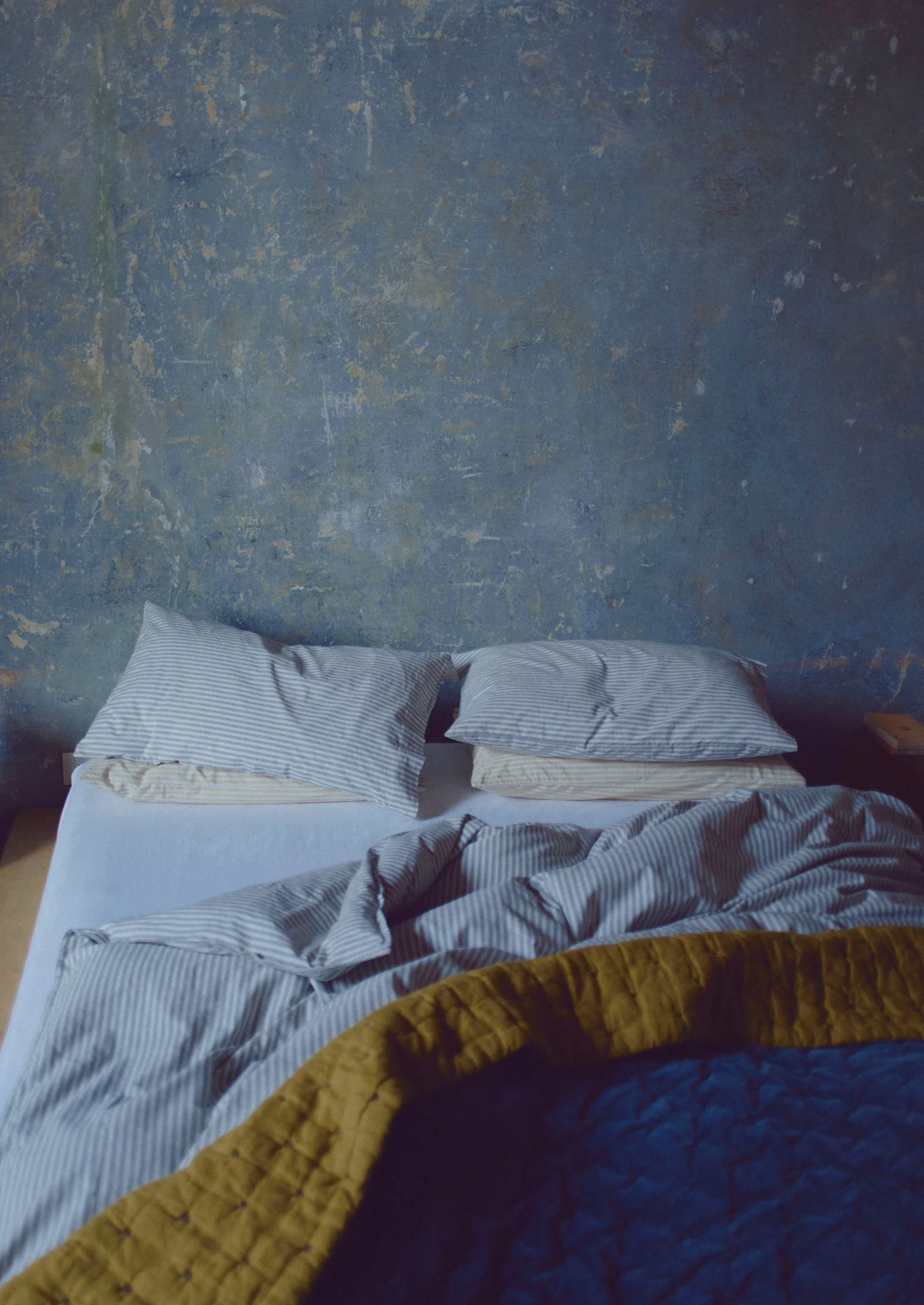 Contrast Colour Organic Velvet Quilt | Slate/Lichen - Image 3